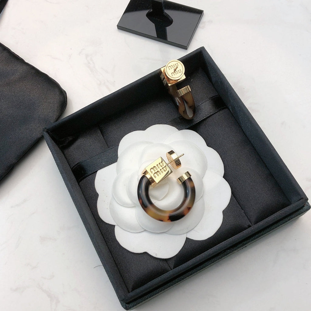 MIUMIU 26S TORTOISESHELL RESIN CURVED HOOP LOGO EARRINGS IN GOLD TONE METAL 615773