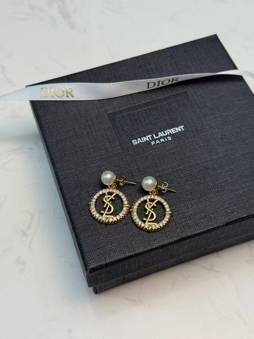YSL 26S PEARL CIRCLE LOGO DROP EARRINGS IN GOLD TONE METAL WITH CRYSTALS 620547