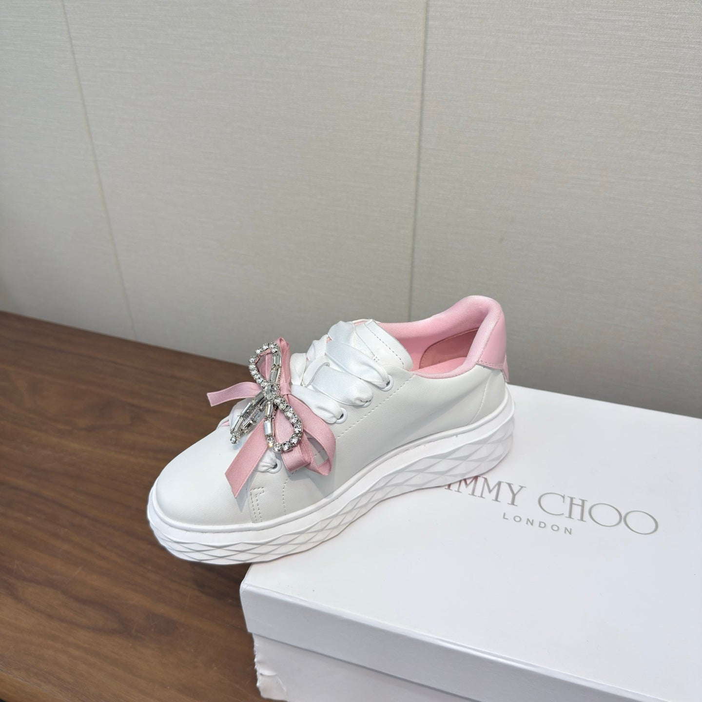 JIMMY CHOO 26S SNEAKERS 55 MM IN WHITE AND PINK CALFSKIN WITH CRYSTAL BOW