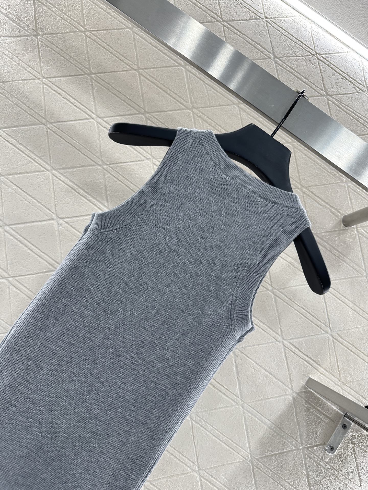 MIUMIU SLEEVELESS KNITTED SWEATER STYLE 114