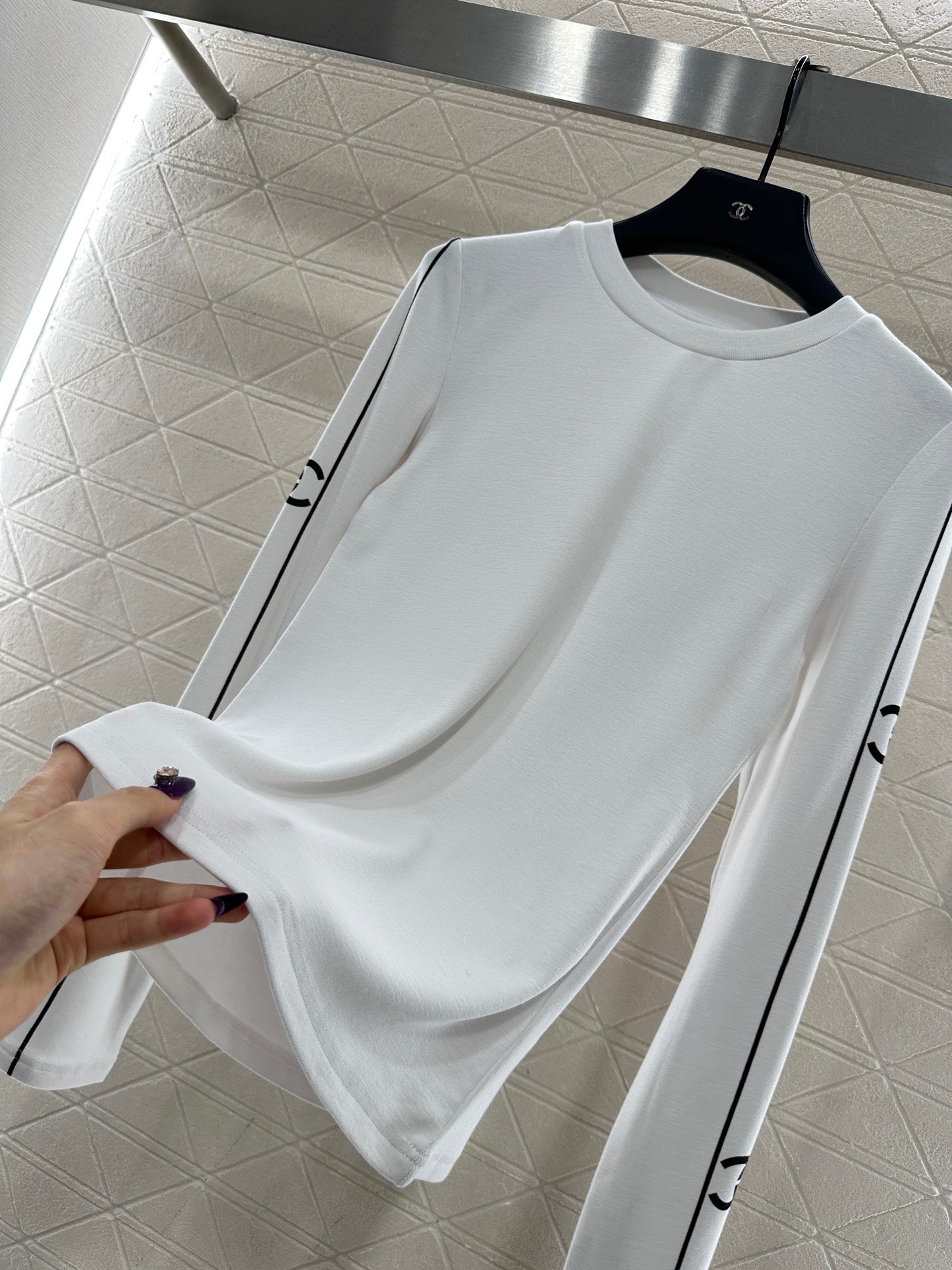 CHANEL 25S LONG-SLEEVE CREW NECK T-SHIRT 406