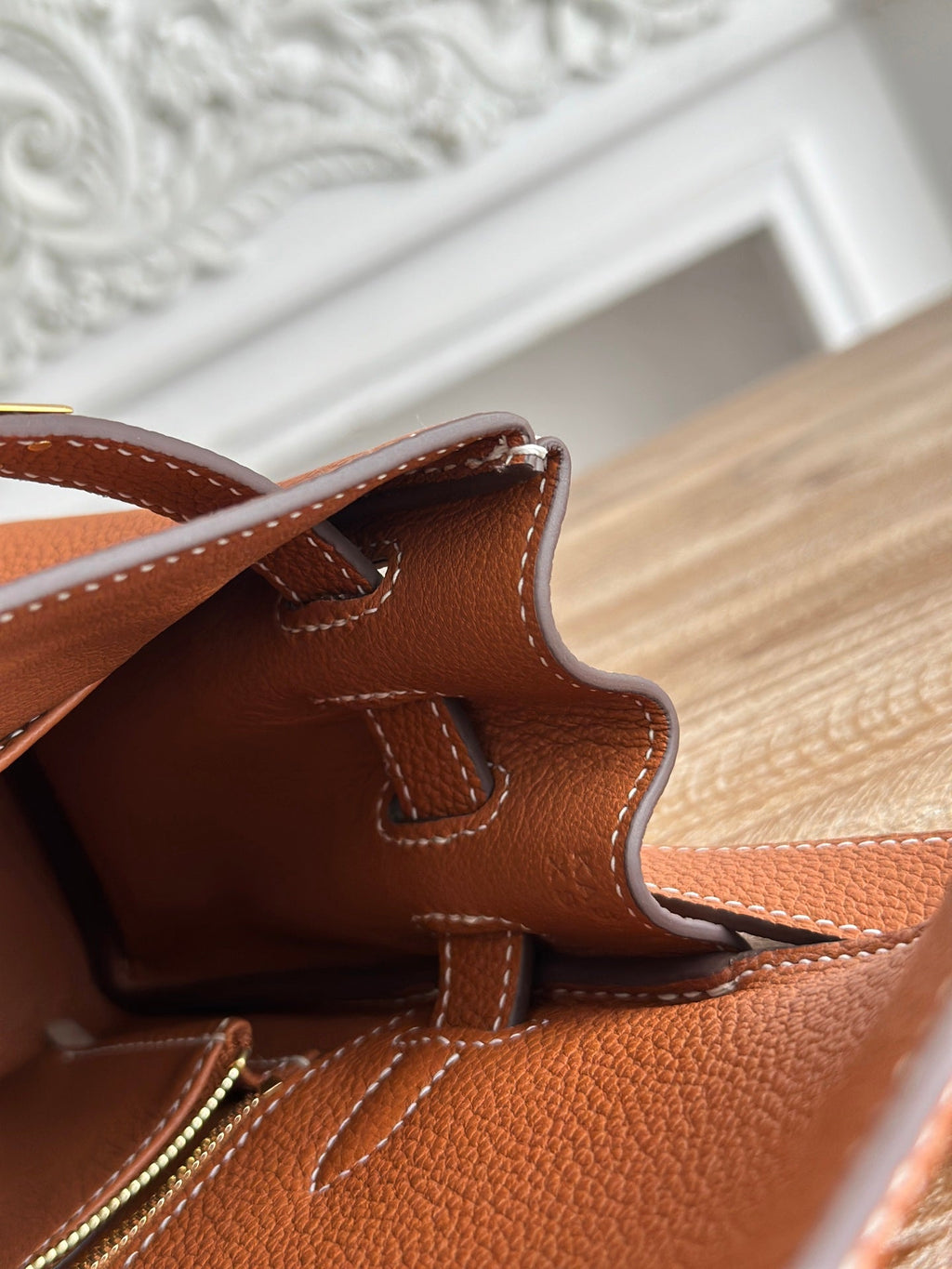 HM 25S KELLY MESSENGER 25 CM IN CARAMEL BROWN TOGO WITH GOLD HARDWARE