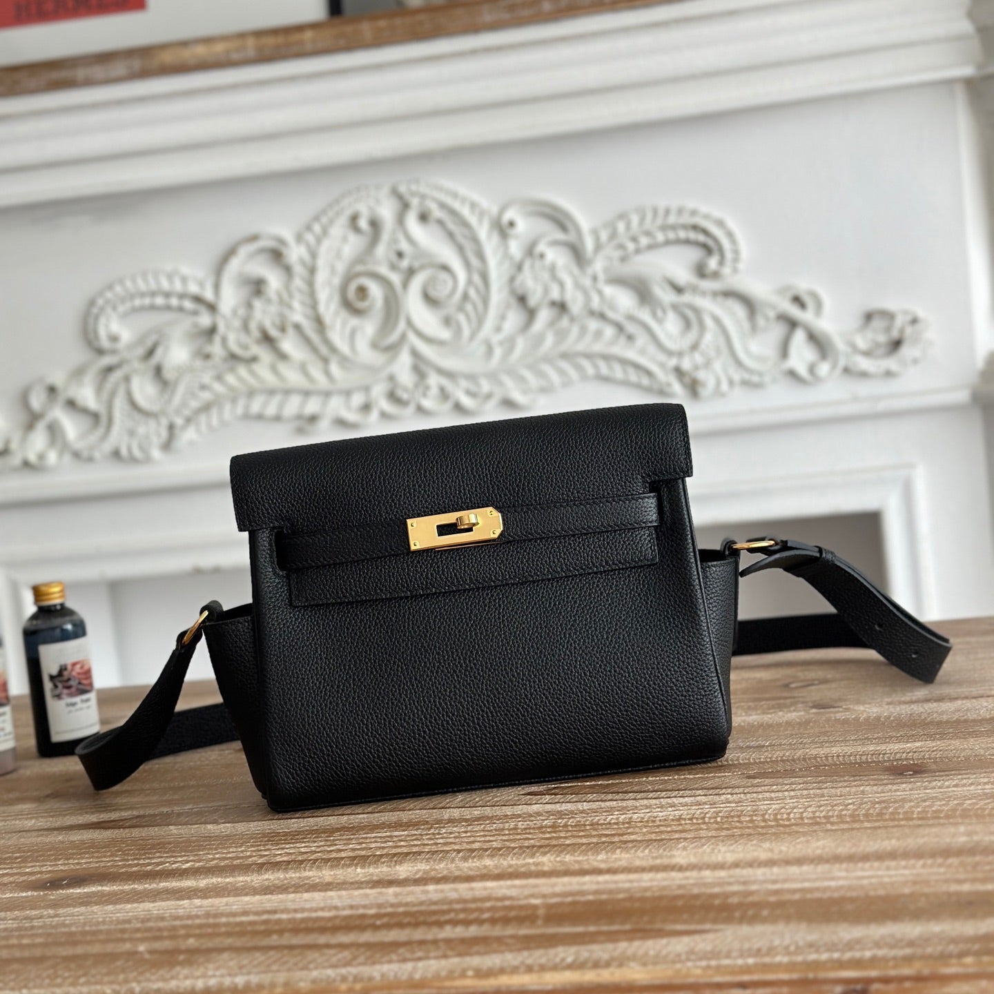 HM 25S KELLY MESSENGER 25 CM IN BLACK TOGO WITH GOLD HARDWARE
