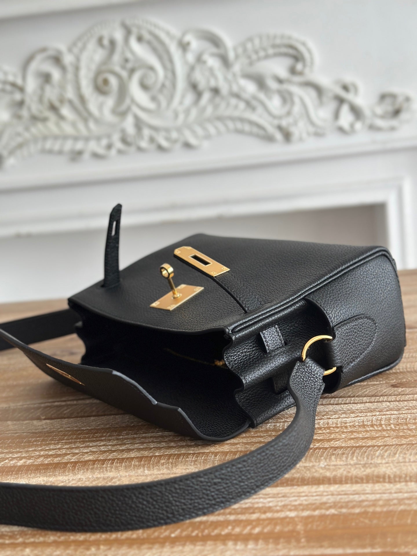 HM 25S KELLY MESSENGER 25 CM IN BLACK TOGO WITH GOLD HARDWARE