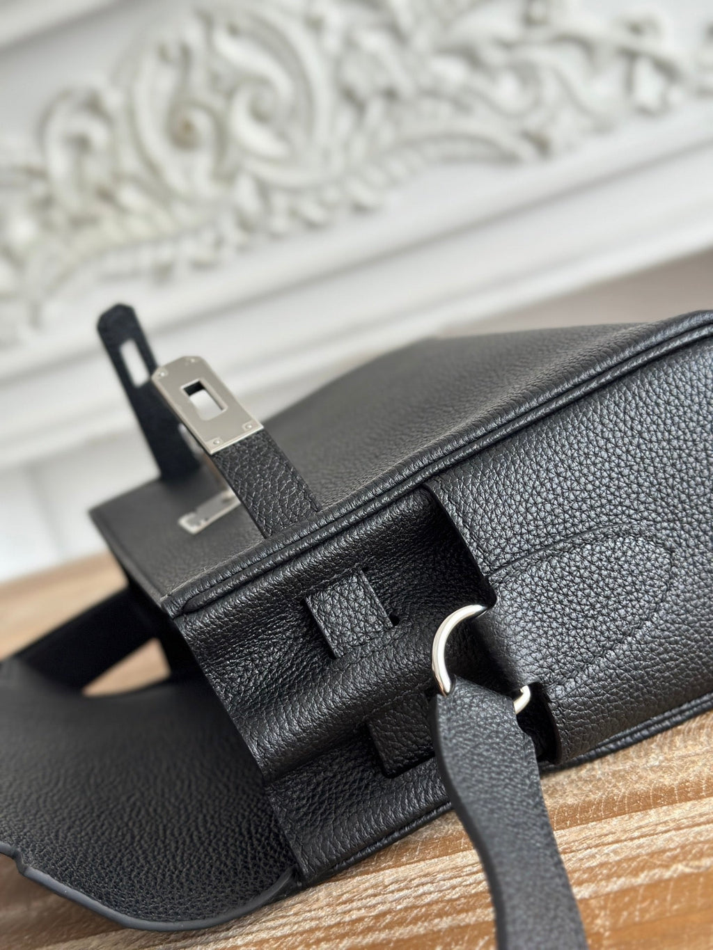 HM 25S KELLY MESSENGER 25 CM IN BLACK TOGO WITH SILVER HARDWARE