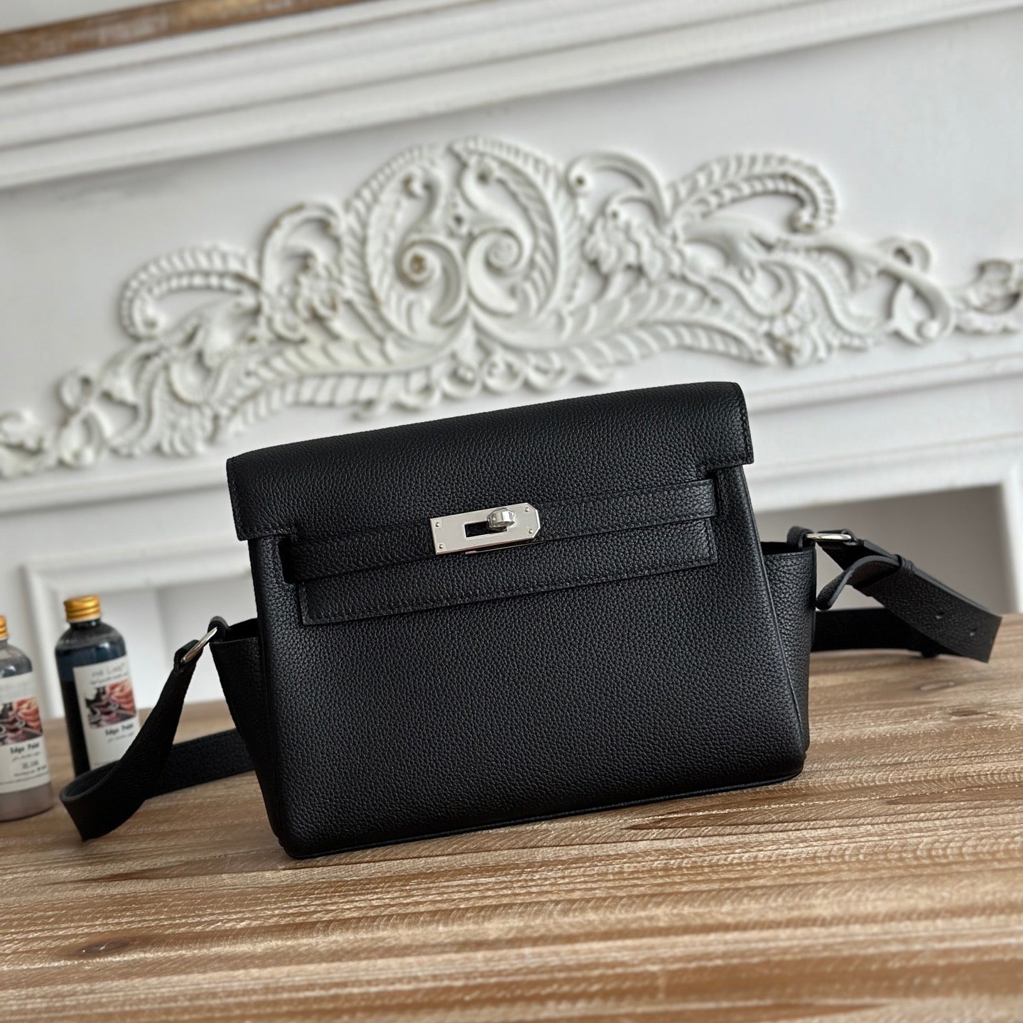 HM 25S KELLY MESSENGER 25 CM IN BLACK TOGO WITH SILVER HARDWARE