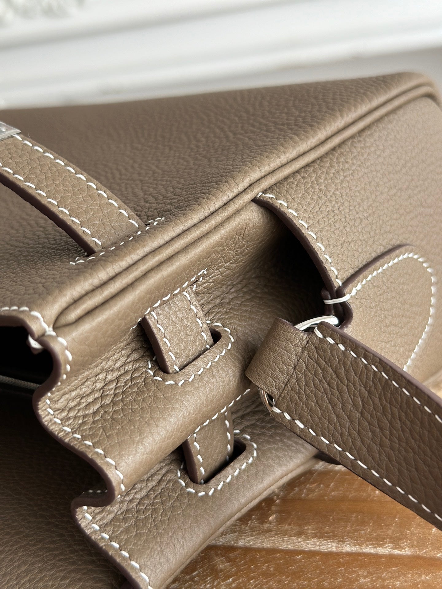 HM 25S KELLY MESSENGER 25 CM IN TAUPE BROWN TOGO WITH SILVER HARDWARE