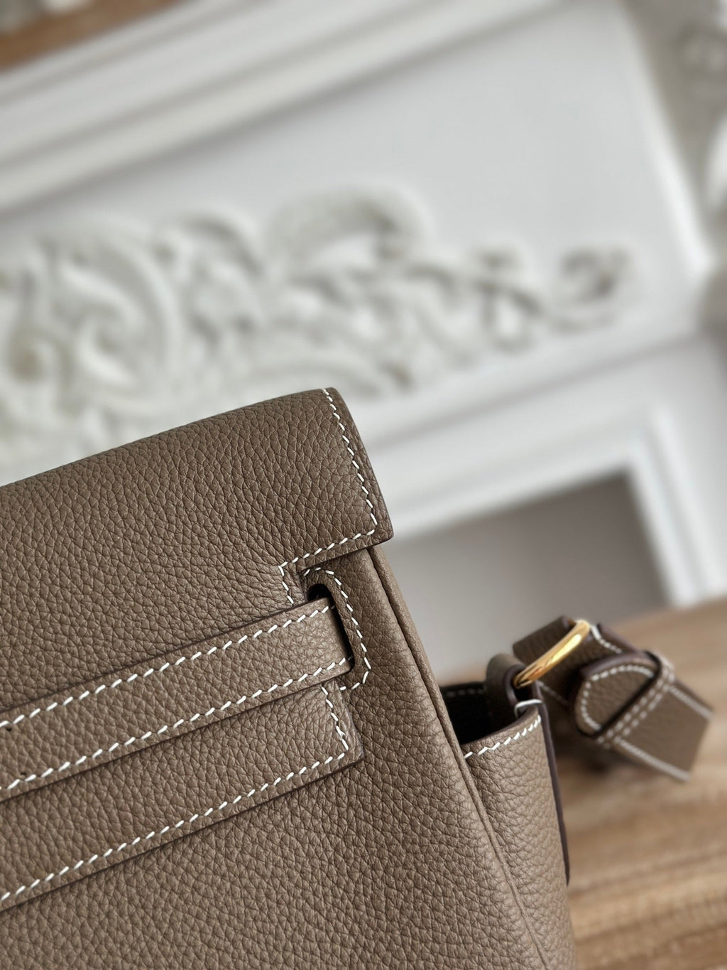 HM 25S KELLY MESSENGER 25 CM IN TAUPE BROWN TOGO WITH GOLD HARDWARE