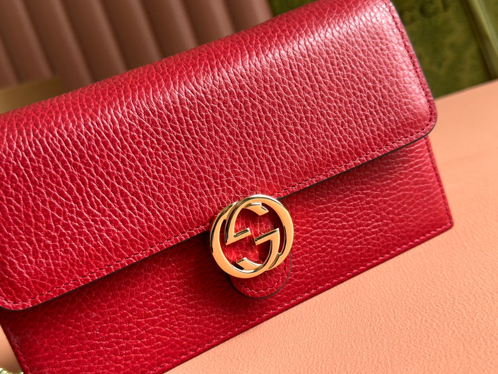 INTERLOCKING WOC 20 IN RED PEBBLED GRAINY CALFSKIN GOLD HARDWARE