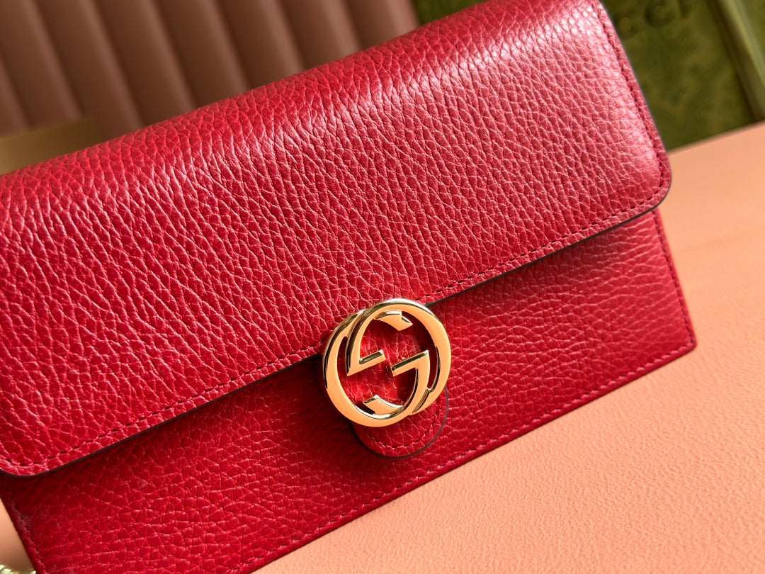 INTERLOCKING WOC 20 IN RED PEBBLED GRAINY CALFSKIN GOLD HARDWARE