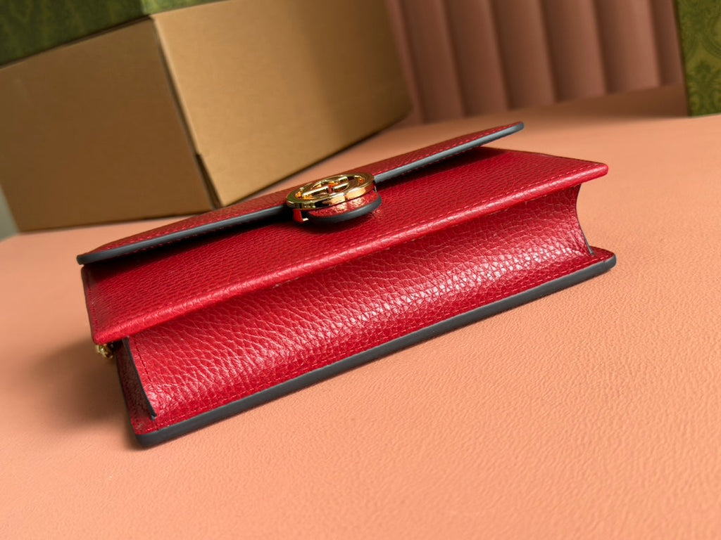 INTERLOCKING WOC 20 IN RED PEBBLED GRAINY CALFSKIN GOLD HARDWARE