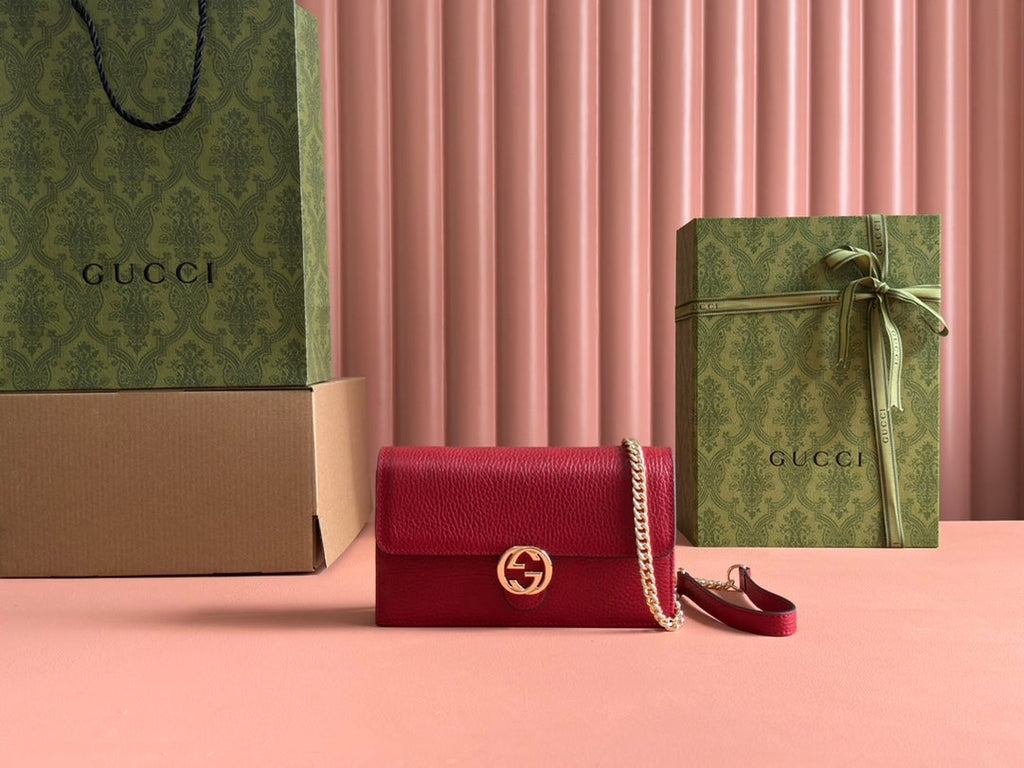 INTERLOCKING WOC 20 IN RED PEBBLED GRAINY CALFSKIN GOLD HARDWARE
