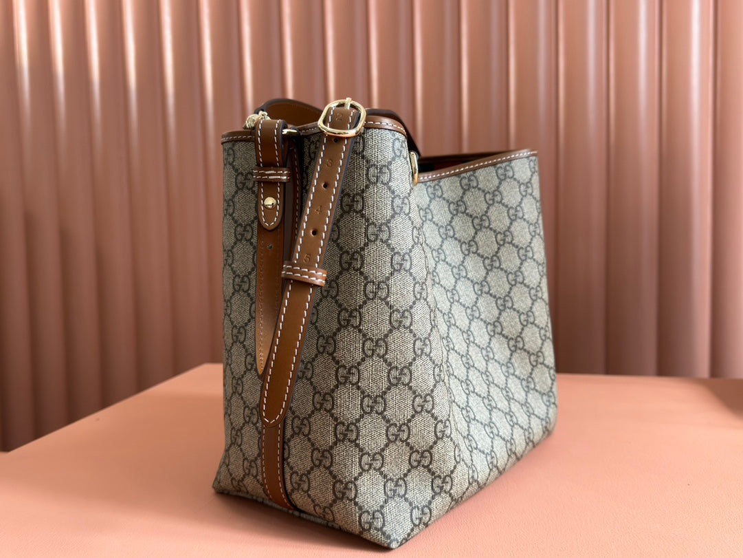 GUCCI EMBLEM BAG 25 IN BEIGE AND BROWN CANVAS