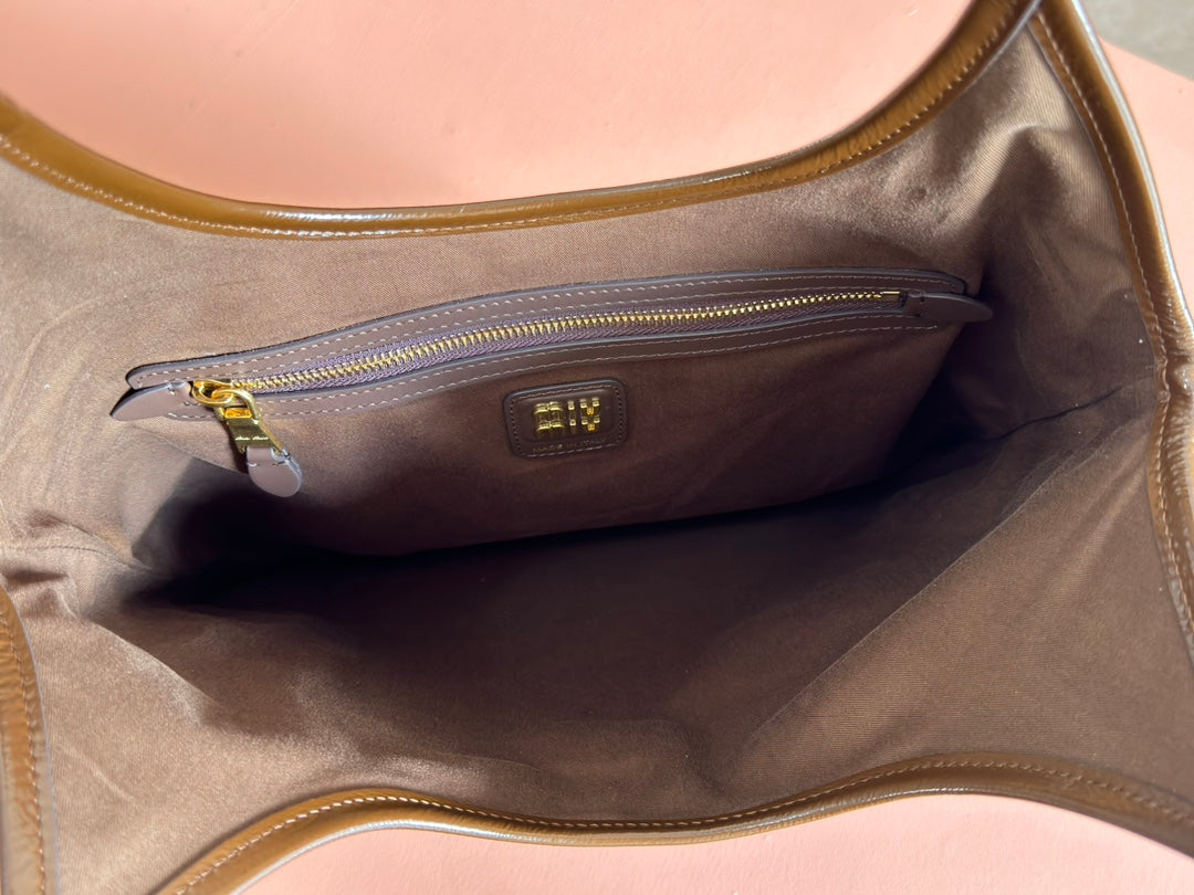 IVY 40 TOTE IN BROWN PATENT CALFSKIN GOLD HARDWARE
