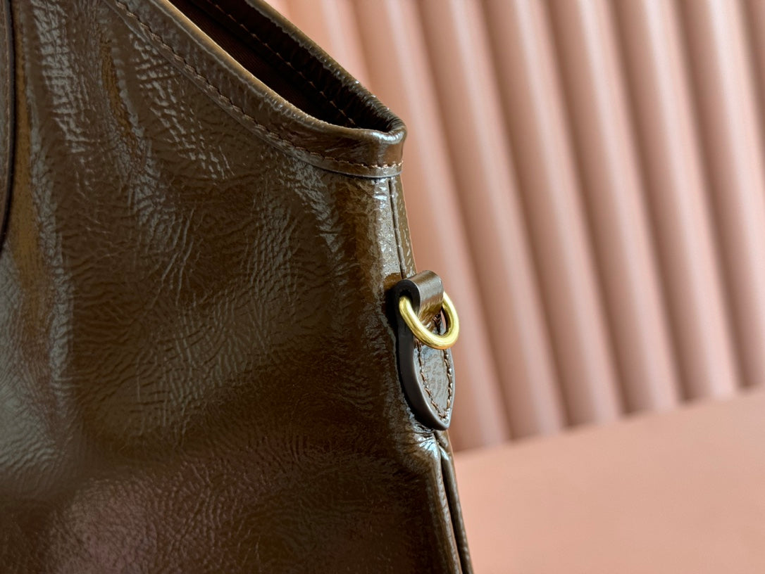 IVY 40 TOTE IN BROWN PATENT CALFSKIN GOLD HARDWARE
