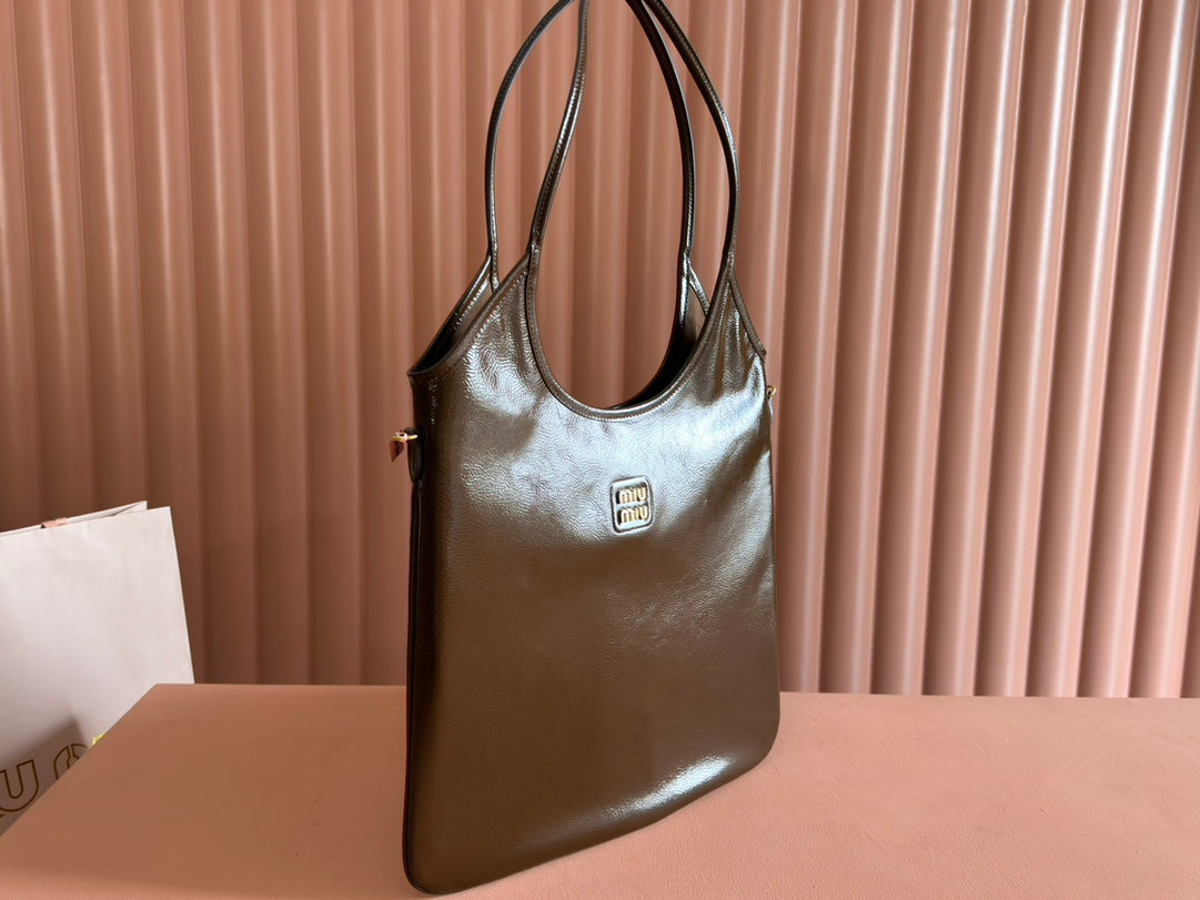 IVY 40 TOTE IN BROWN PATENT CALFSKIN GOLD HARDWARE