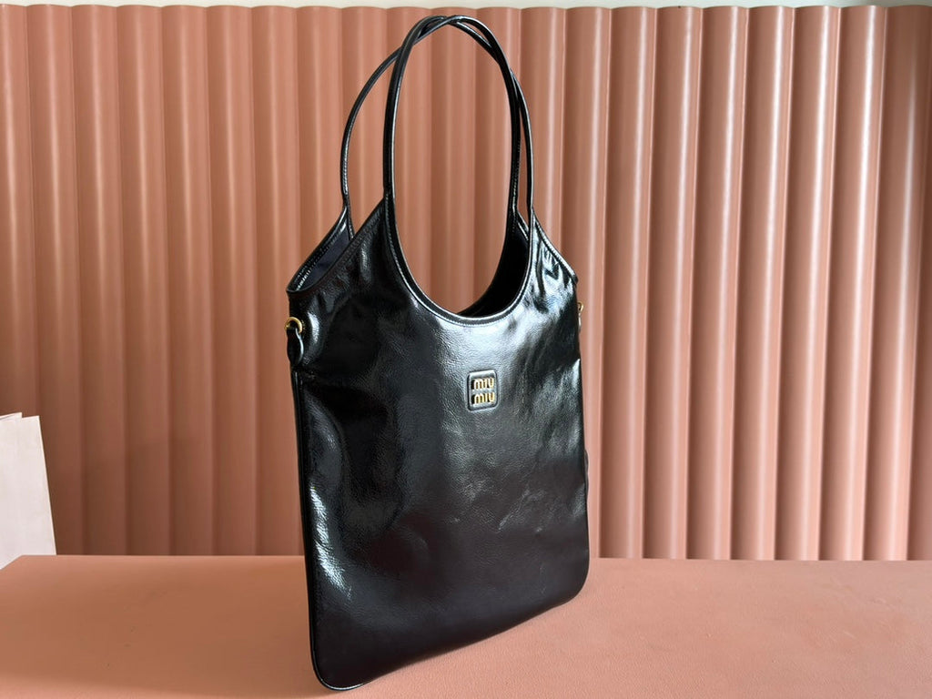 IVY 40 TOTE IN BLACK PATENT CALFSKIN GOLD HARDWARE