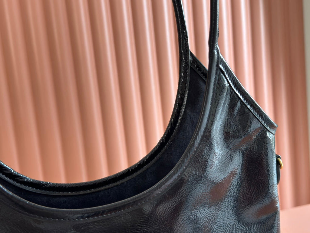 IVY 40 TOTE IN BLACK PATENT CALFSKIN GOLD HARDWARE