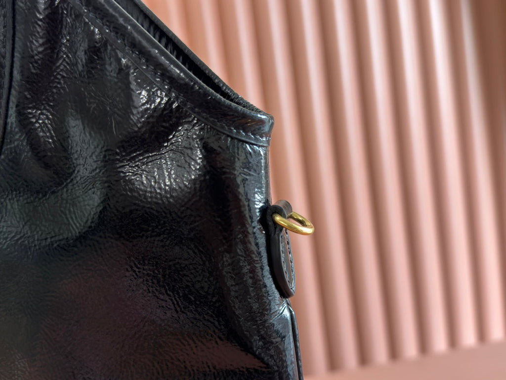 IVY 40 TOTE IN BLACK PATENT CALFSKIN GOLD HARDWARE