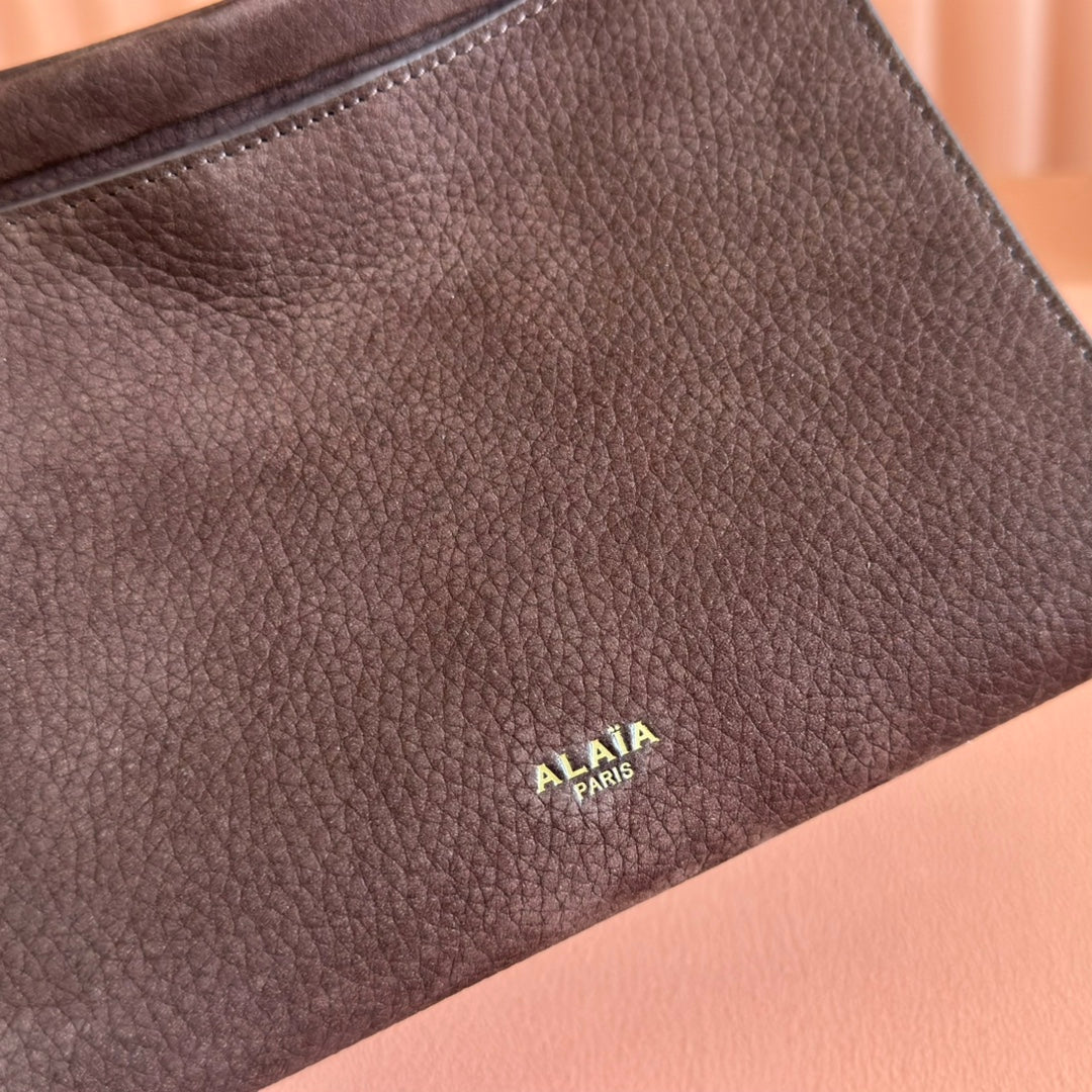 ALAIA 26S LE CLICK SHOULDER BAG 20 IN DARK BROWN GRAINED CALFSKIN