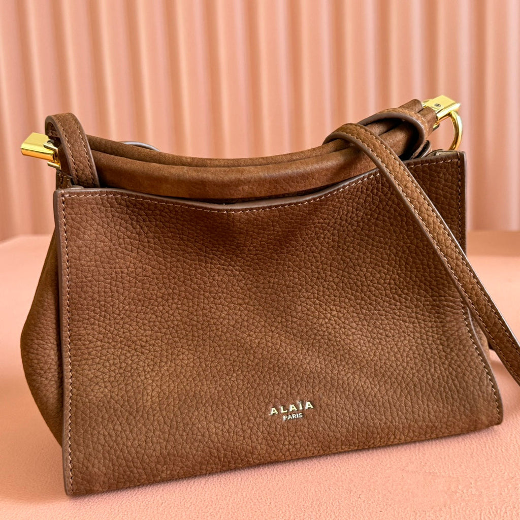 ALAIA 26S LE CLICK SHOULDER BAG 20 IN BROWN GRAINED CALFSKIN