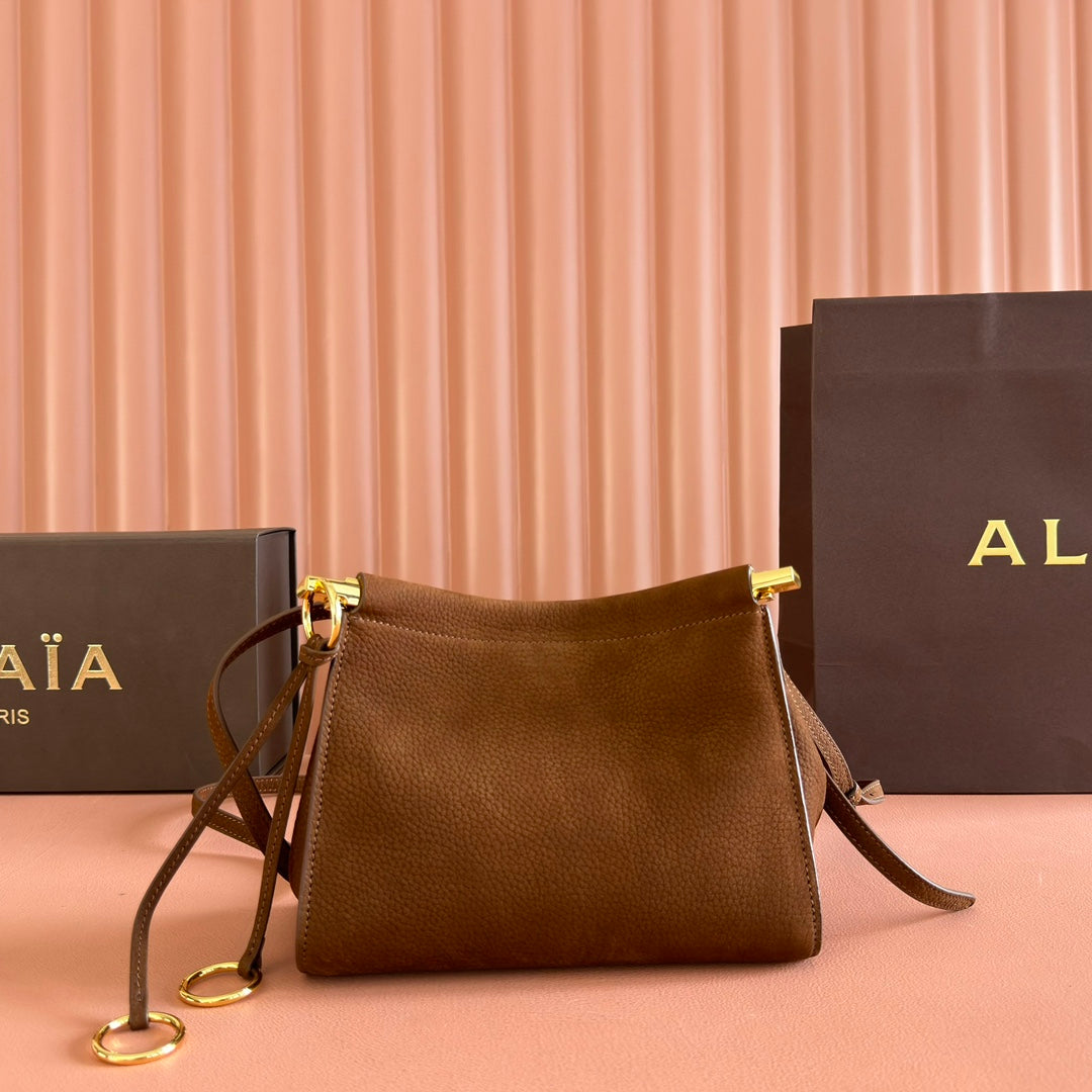 ALAIA 26S LE CLICK SHOULDER BAG 20 IN BROWN GRAINED CALFSKIN