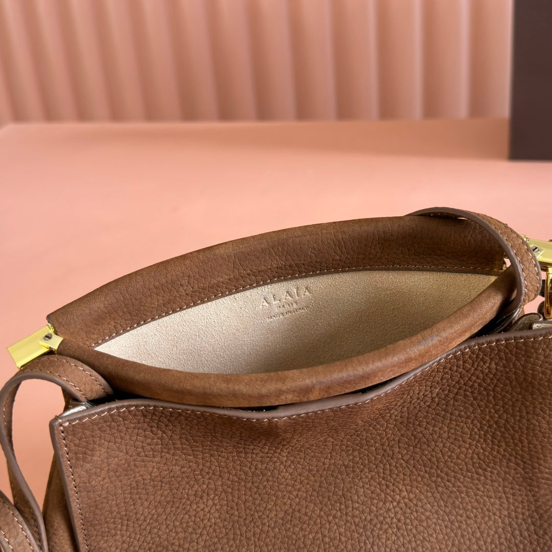 ALAIA 26S LE CLICK SHOULDER BAG 20 IN BROWN GRAINED CALFSKIN