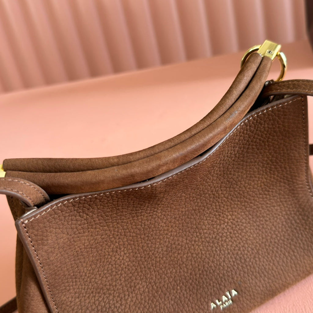ALAIA 26S LE CLICK SHOULDER BAG 20 IN BROWN GRAINED CALFSKIN