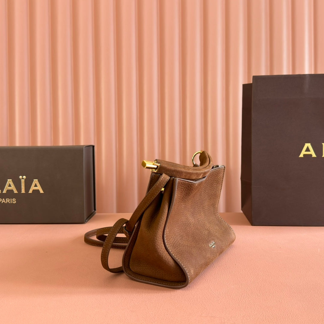 ALAIA 26S LE CLICK SHOULDER BAG 20 IN BROWN GRAINED CALFSKIN