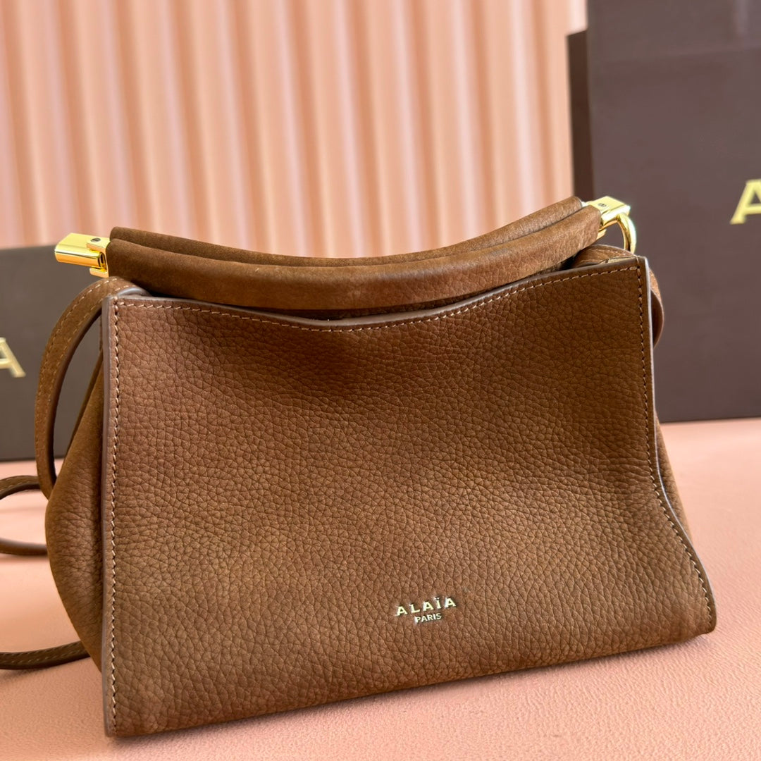 ALAIA 26S LE CLICK SHOULDER BAG 20 IN BROWN GRAINED CALFSKIN