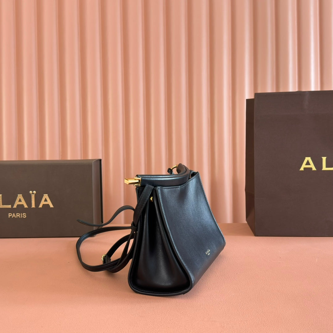 ALAIA 26S LE CLICK SHOULDER BAG 20 IN BLACK CALFSKIN