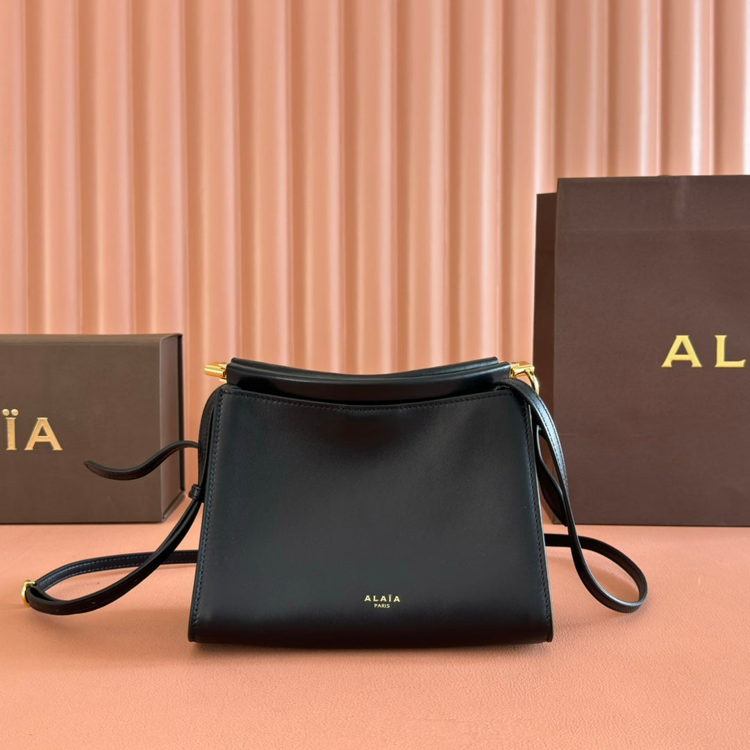 ALAIA 26S LE CLICK SHOULDER BAG 20 IN BLACK CALFSKIN