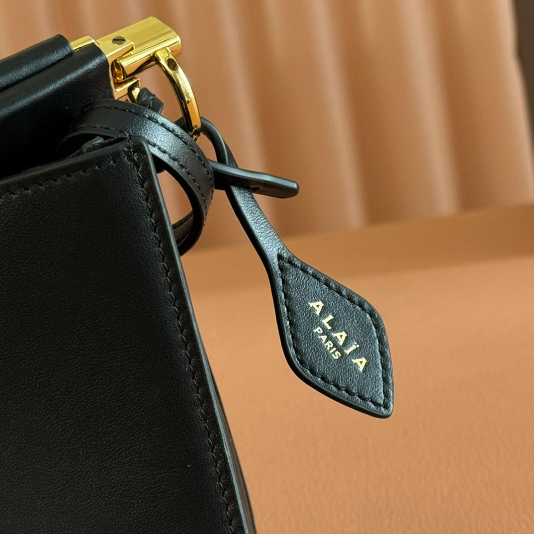 ALAIA 26S LE CLICK SHOULDER BAG 20 IN BLACK CALFSKIN