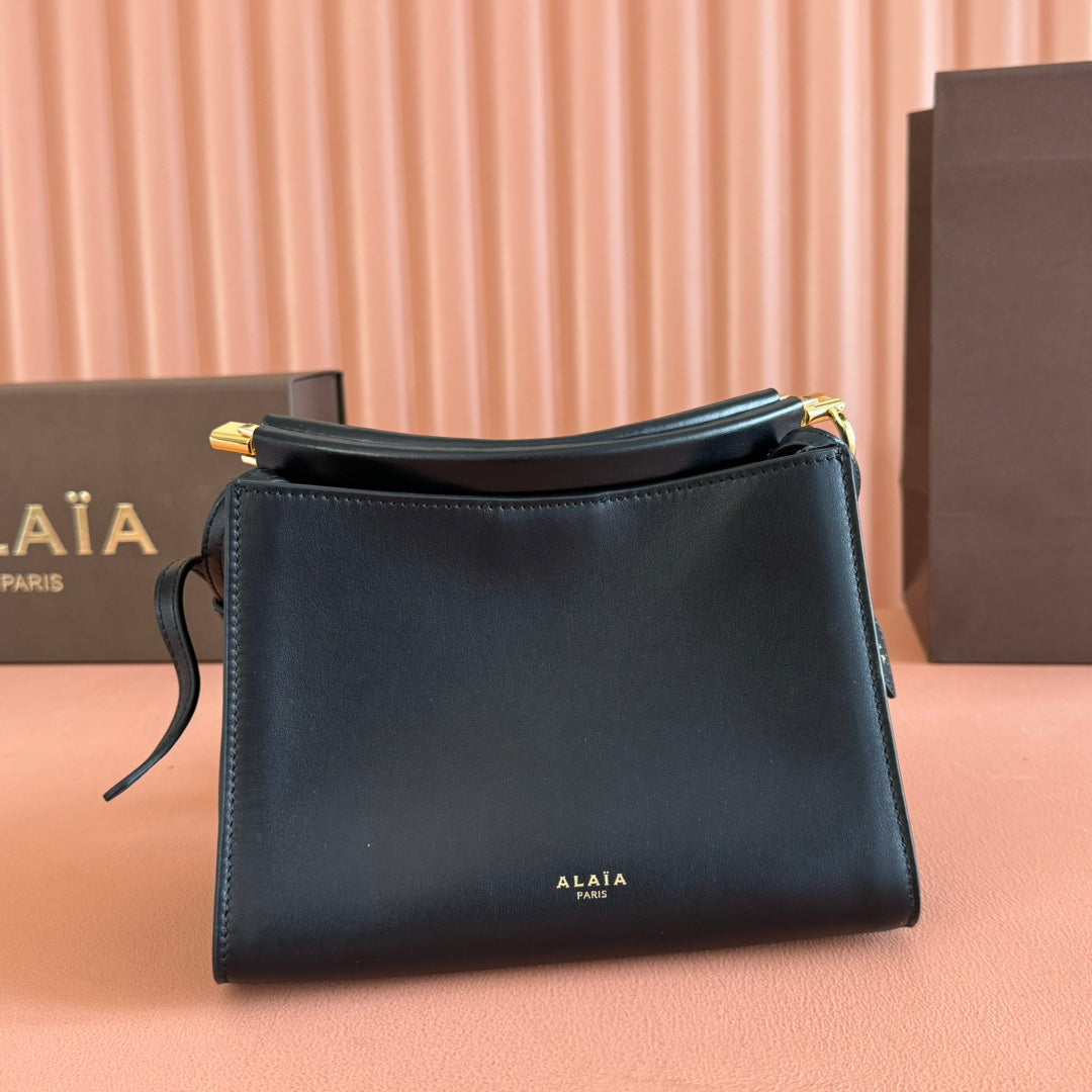 ALAIA 26S LE CLICK SHOULDER BAG 20 IN BLACK CALFSKIN