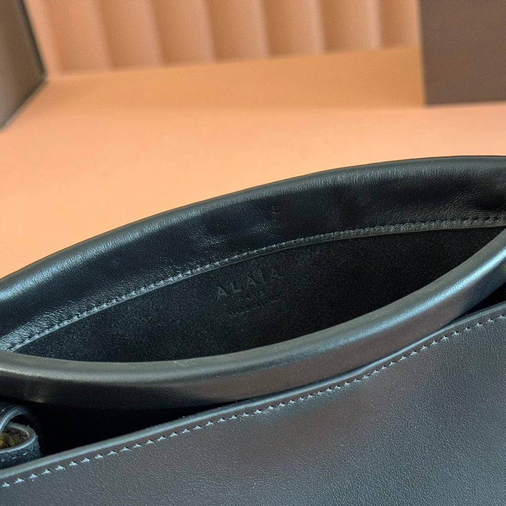 ALAIA 26S LE CLICK SHOULDER BAG 20 IN BLACK CALFSKIN