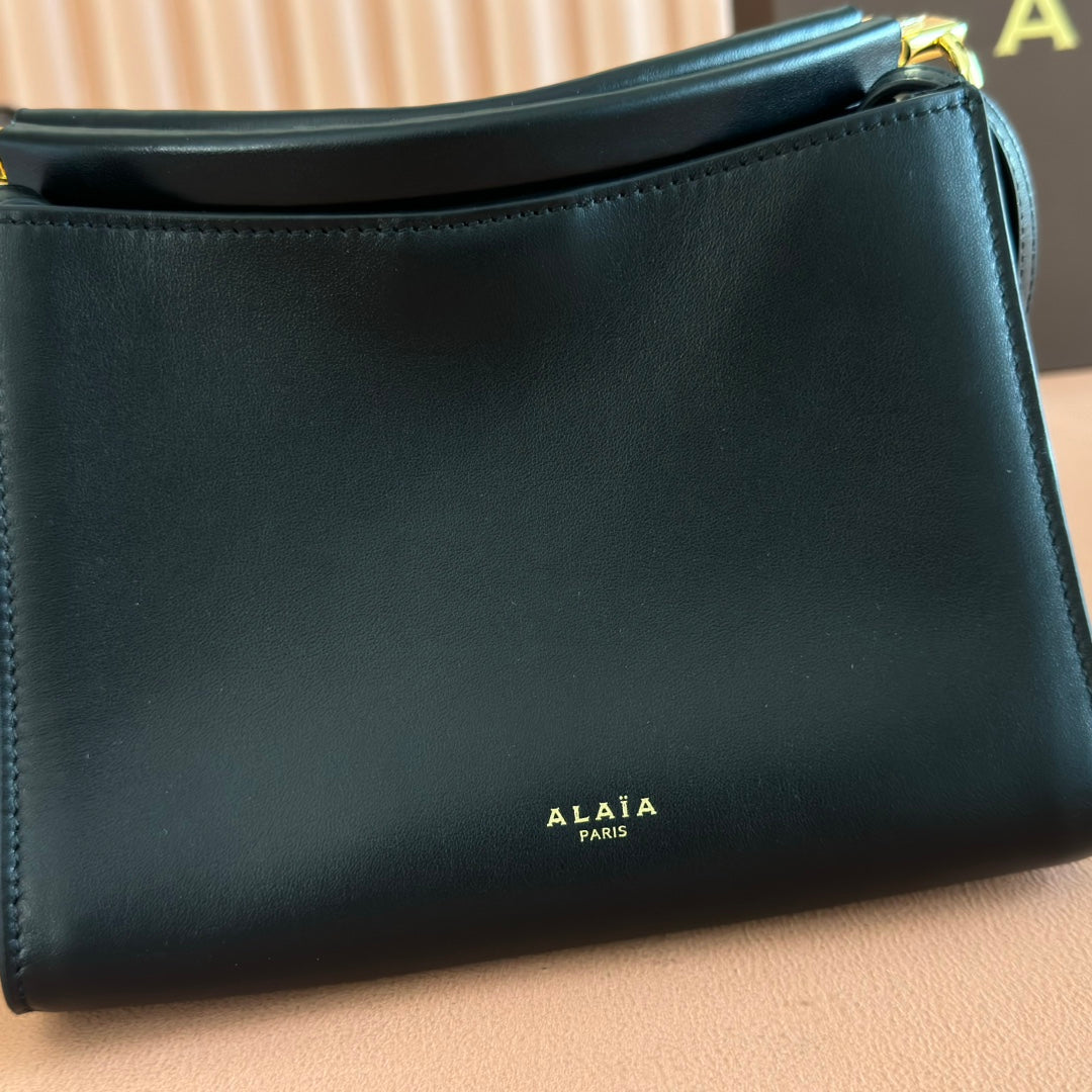 ALAIA 26S LE CLICK SHOULDER BAG 20 IN BLACK CALFSKIN