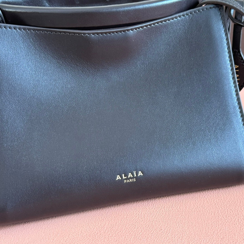 ALAIA 26S LE CLICK SHOULDER BAG 20 IN DARK BROWN CALFSKIN