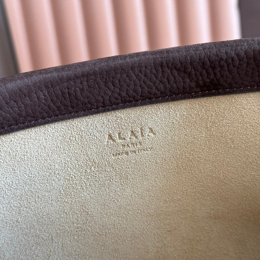 ALAIA 26S LE CLICK BAG 25 IN DARK BROWN GRAINED CALFSKIN