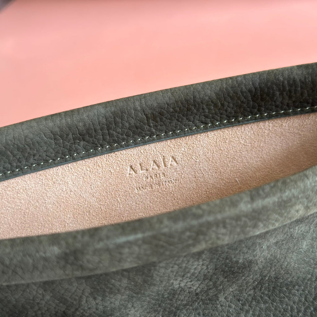 ALAIA 26S LE CLICK BAG 25 IN DARK MOSS GREEN GRAINED CALFSKIN