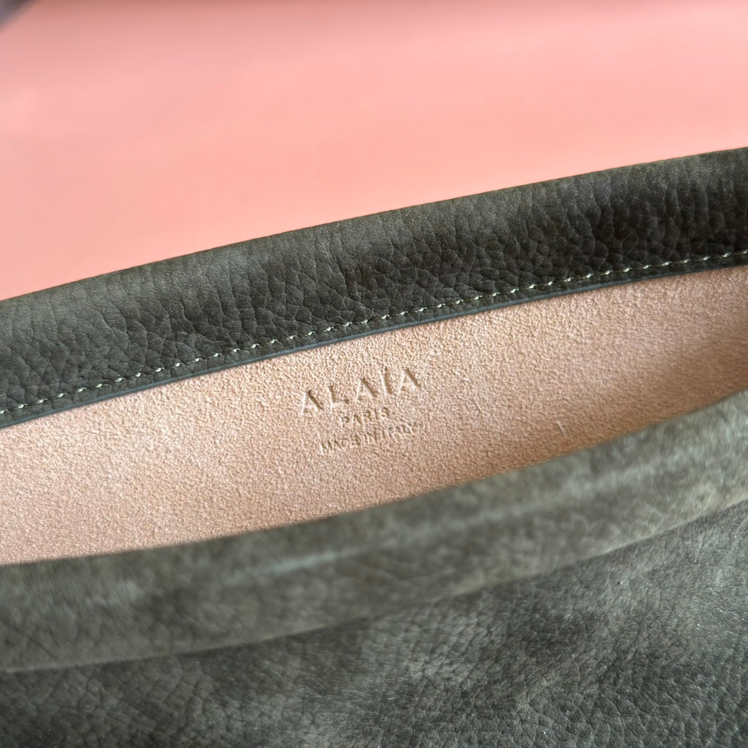 ALAIA 26S LE CLICK BAG 25 IN DARK MOSS GREEN GRAINED CALFSKIN