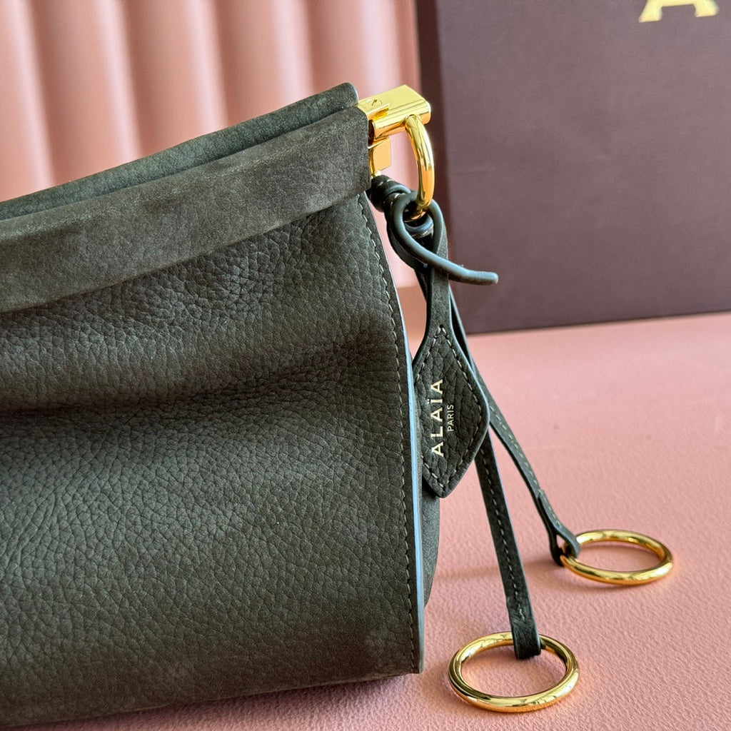 ALAIA 26S LE CLICK BAG 30 IN DARK MOSS GREEN GRAINED CALFSKIN