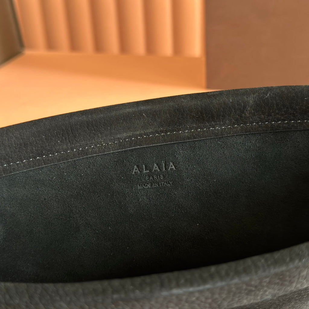 ALAIA 26S LE CLICK BAG 30 IN BLACK GRAINED CALFSKIN