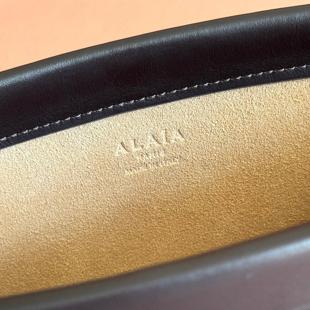 ALAIA 26S LE CLICK BAG 30 IN BROWN NEAR BLACK CALFSKIN