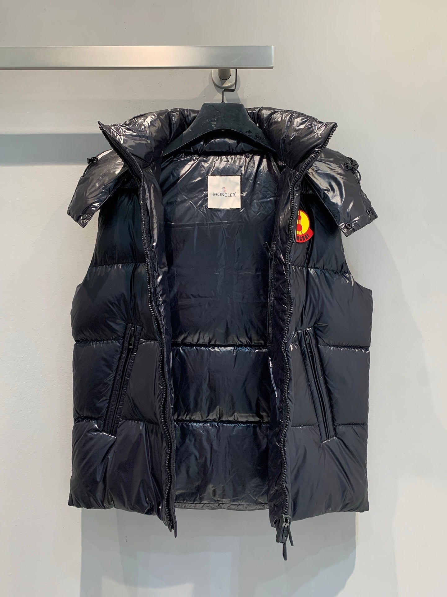 MONCLER 25S SLEEVELESS JACKET 372