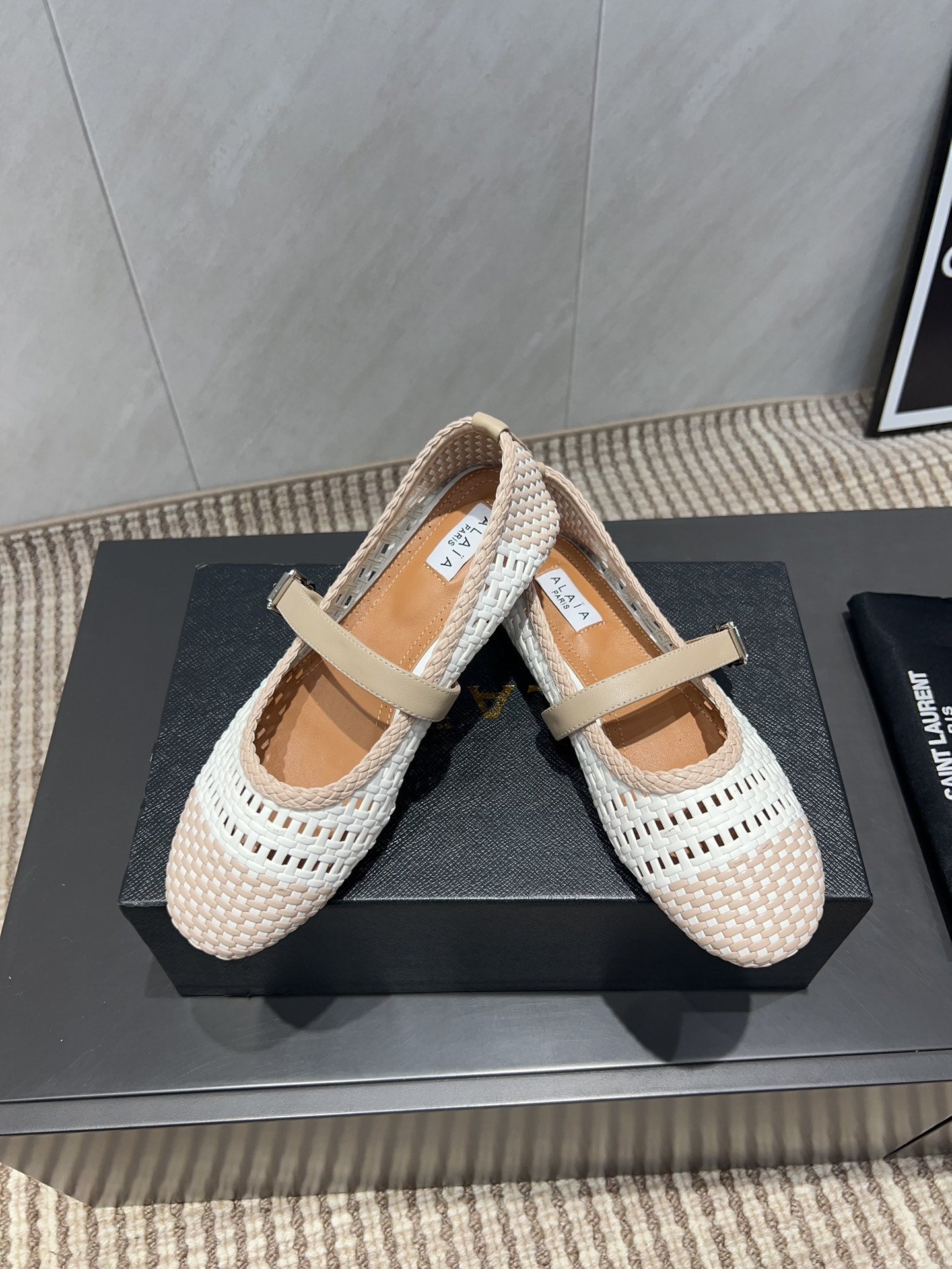 ALAIA MARY JANE FLATS WOVEN PATTERN 25S IN WHITE MIX LIGHT BEIGE CALFSKIN