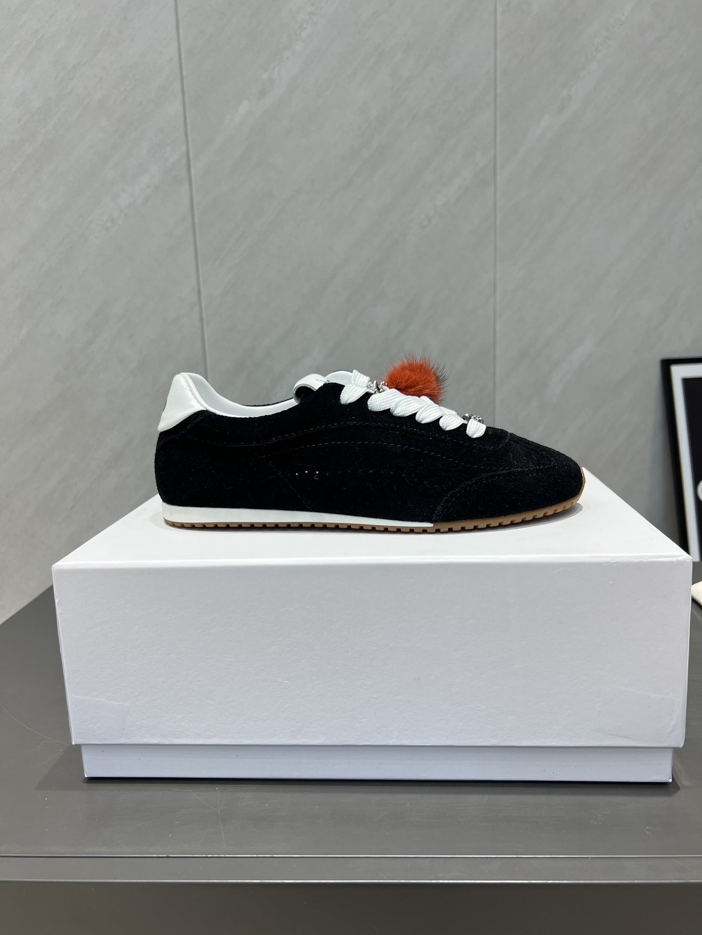 ALO 25S SUNSET SNEAKER IN BLACK SUEDE WITH PUFF CHARM