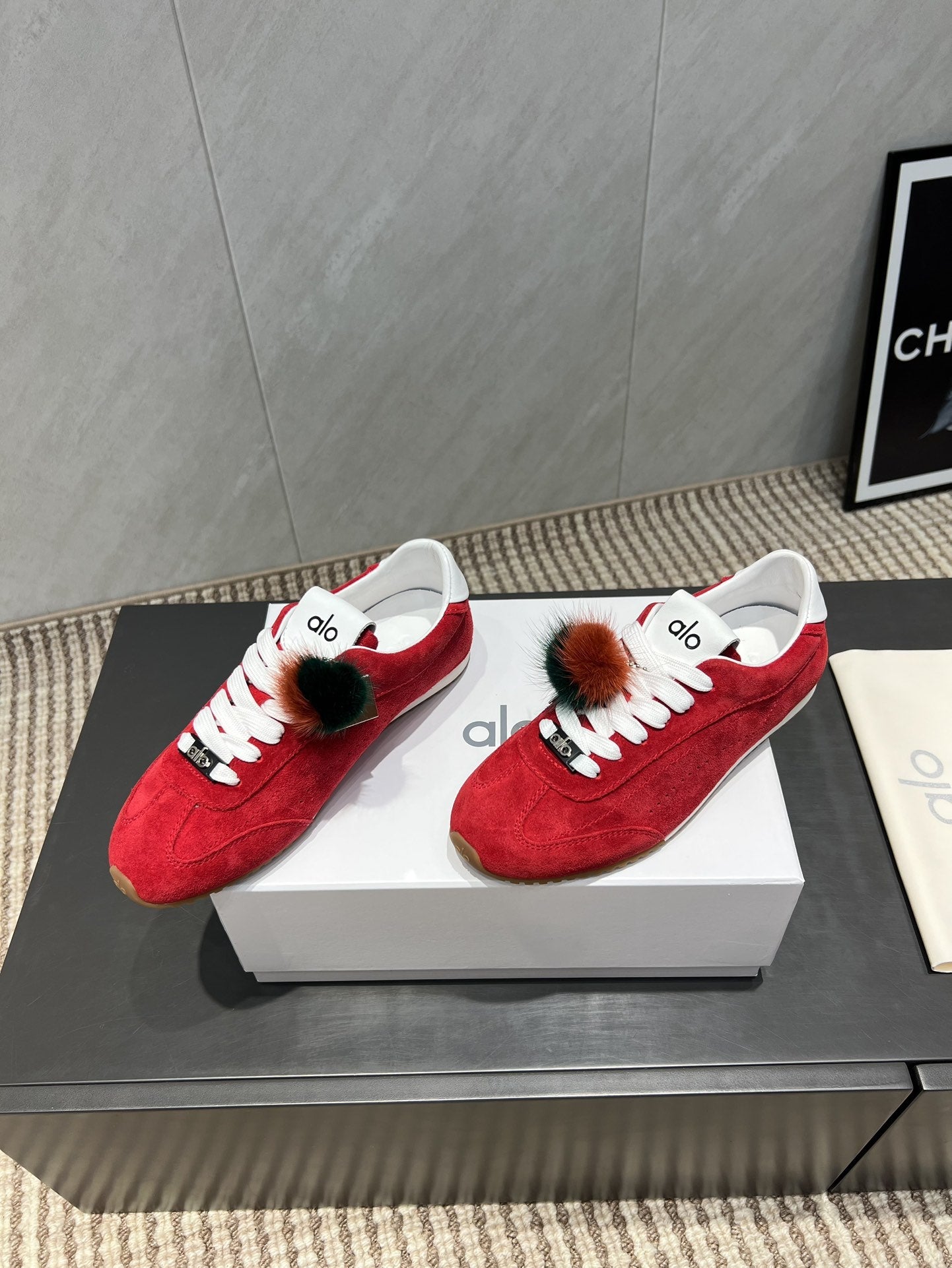 ALO 25S SUNSET SNEAKER IN RED SUEDE WITH PUFF CHARM