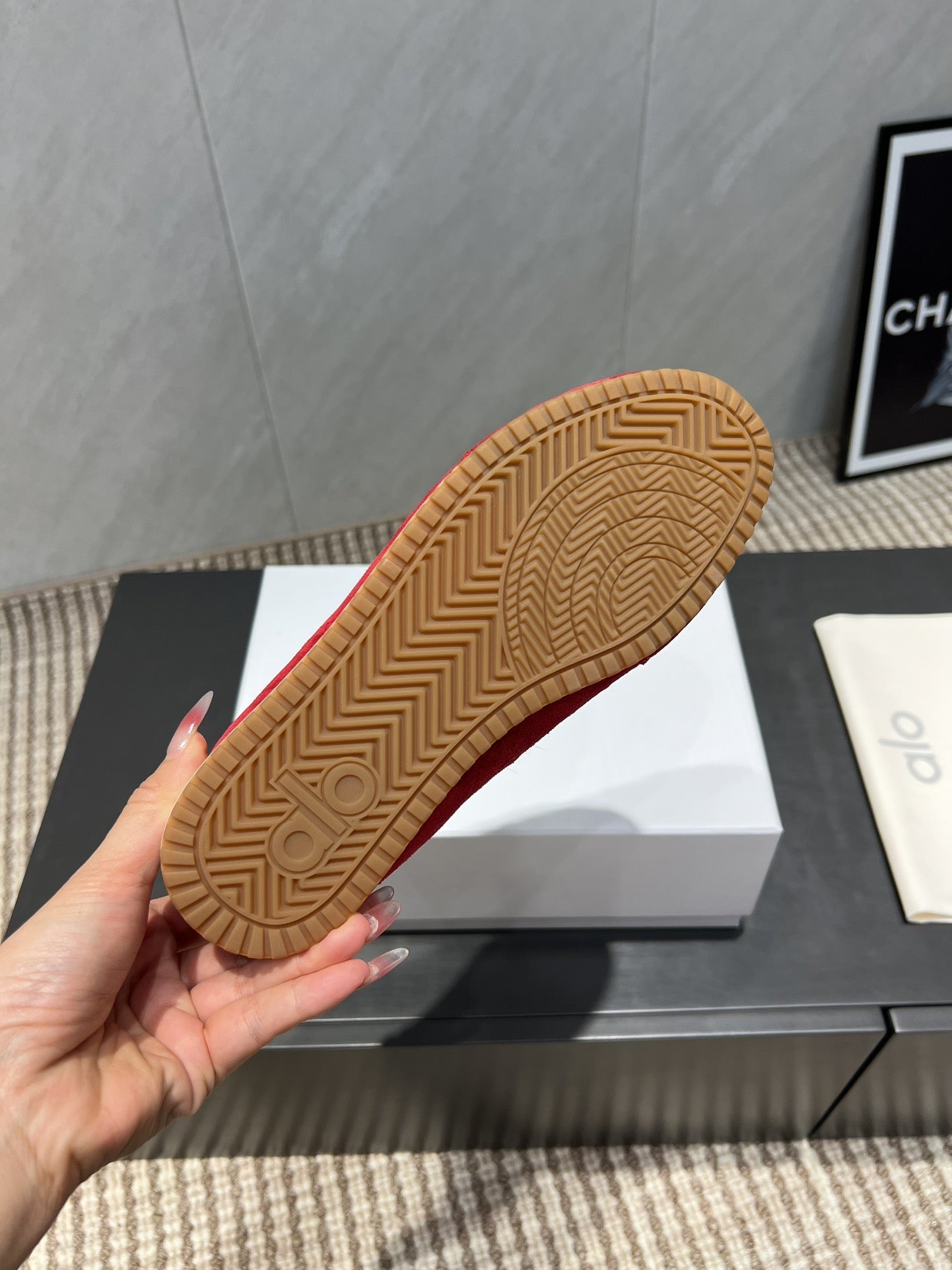 ALO 25S SUNSET SNEAKER IN RED SUEDE WITH PUFF CHARM