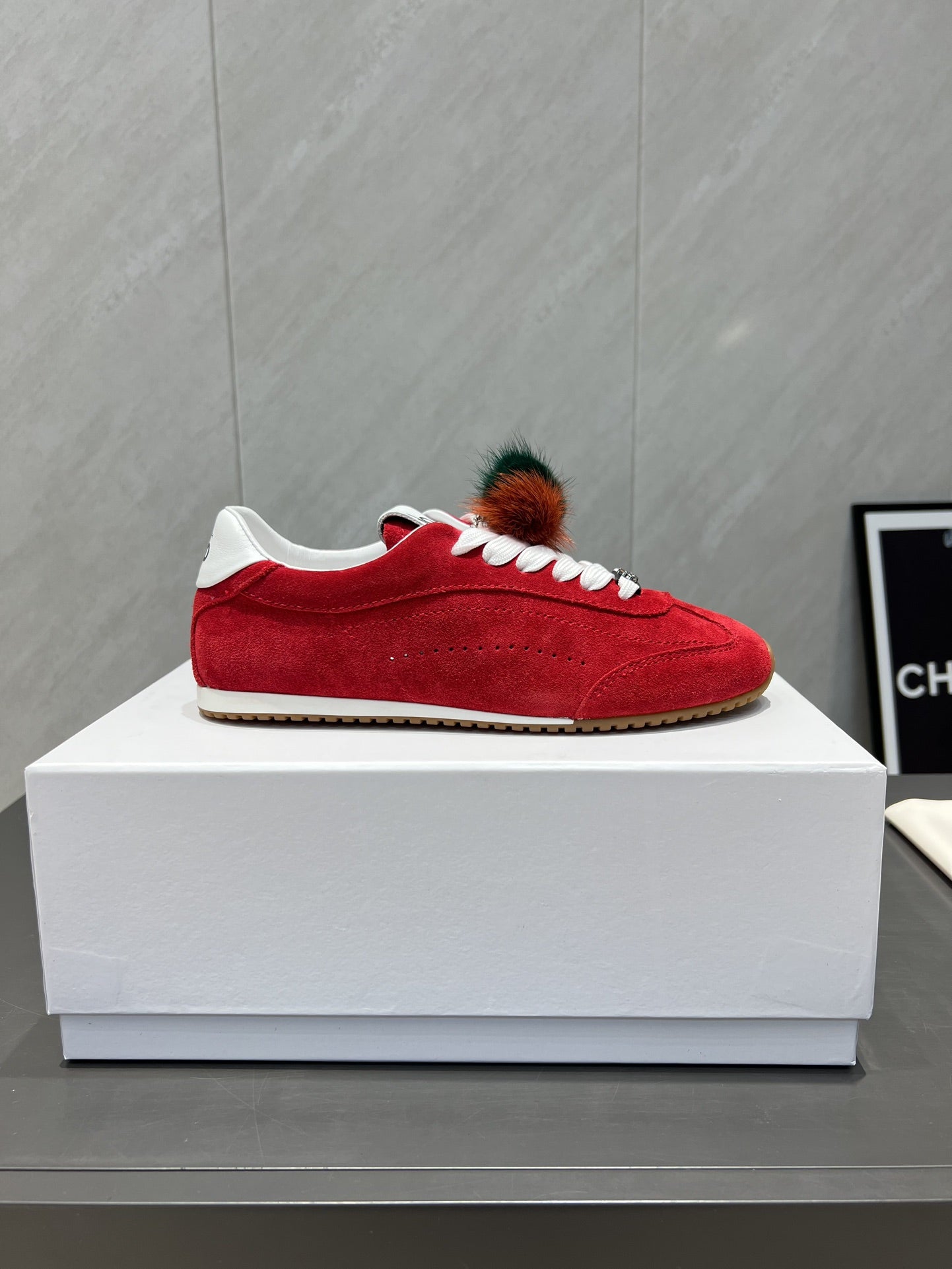 ALO 25S SUNSET SNEAKER IN RED SUEDE WITH PUFF CHARM