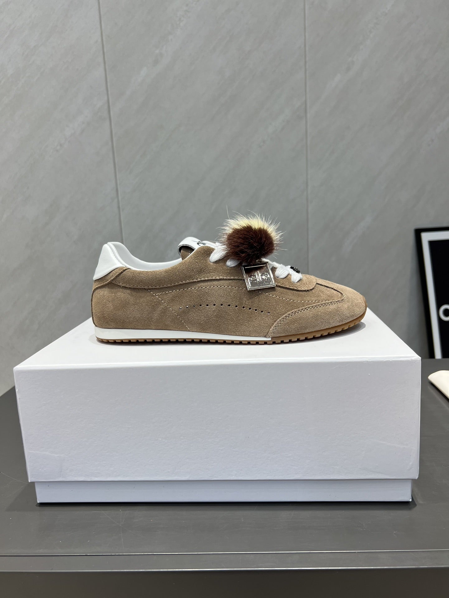 ALO 25S SUNSET SNEAKER IN SMOKY BROWN SUEDE WITH PUFF CHARM